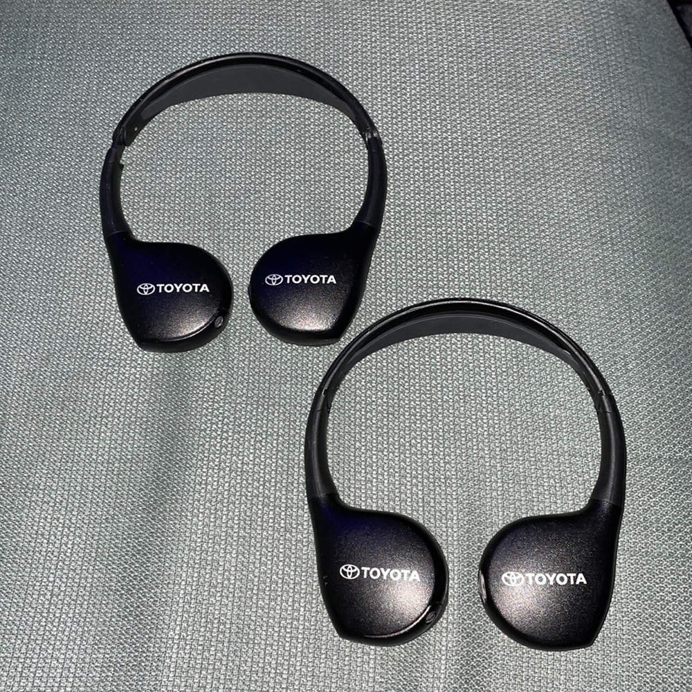 2 Toyota Sequoia used wireless headphones